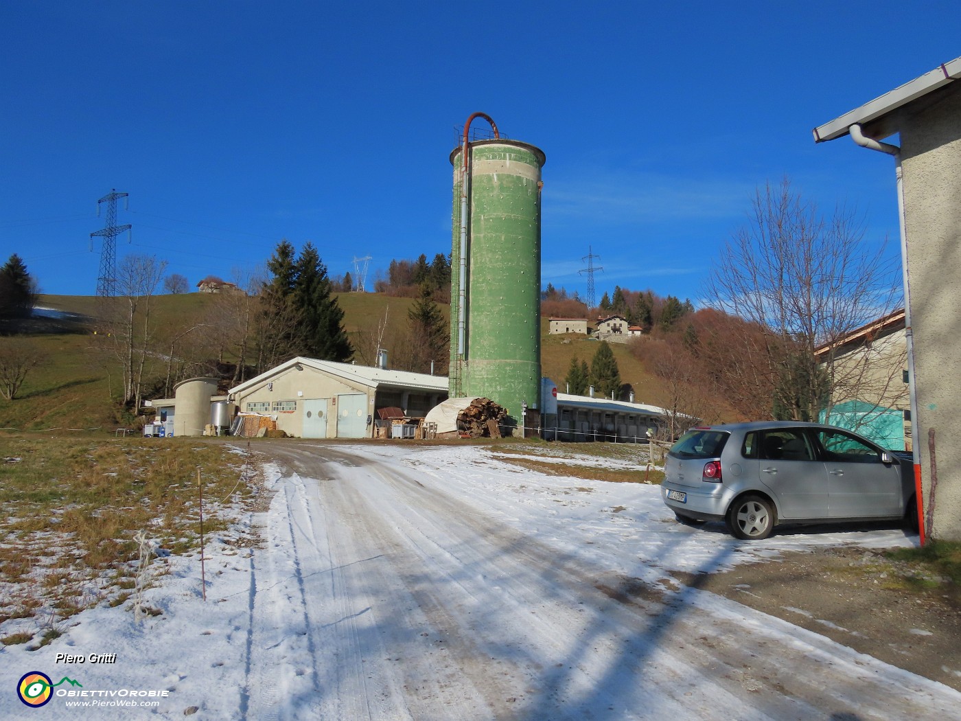 07 Lascio l'auto a Lavaggio (1190 m) con alto silos-palestra d'arrampicata.JPG